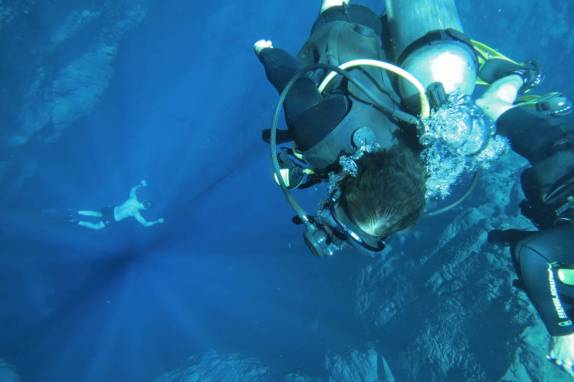 O Chico observa o Rodrigo lá embaixo, na Lagoa Misteriosa, em Bonito, no Mato Grosso do Sul